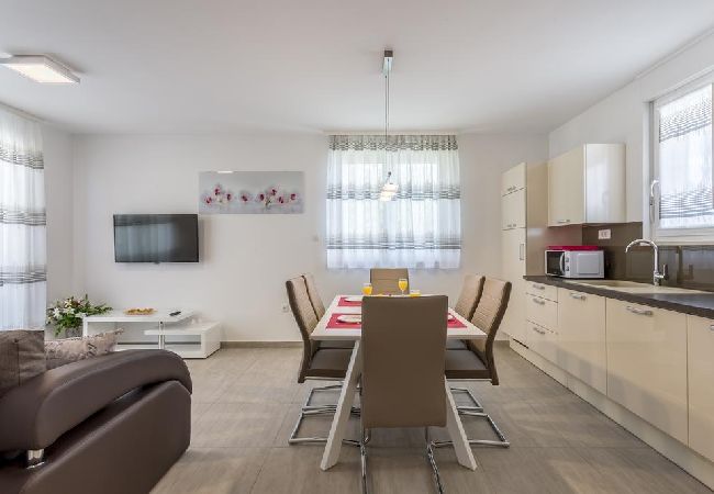 Apartment in Podstrana - Apartment in Podstrana-Sv.Martin with Seaview, Terrace, Air condition, WIFI (4777-1) Apartment in Podstrana - Apartment in Podstrana-Sv.Martin with Seaview, Terrace, Air condition, WIFI (4777-1)