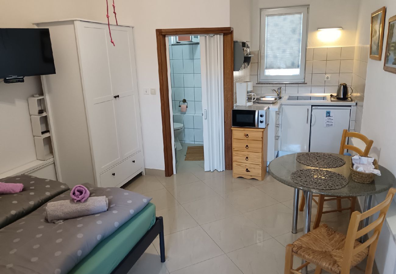 Studio in Biograd na moru - Studio apartment in Biograd na Moru with Terrace, Air condition, WIFI (4818-8)