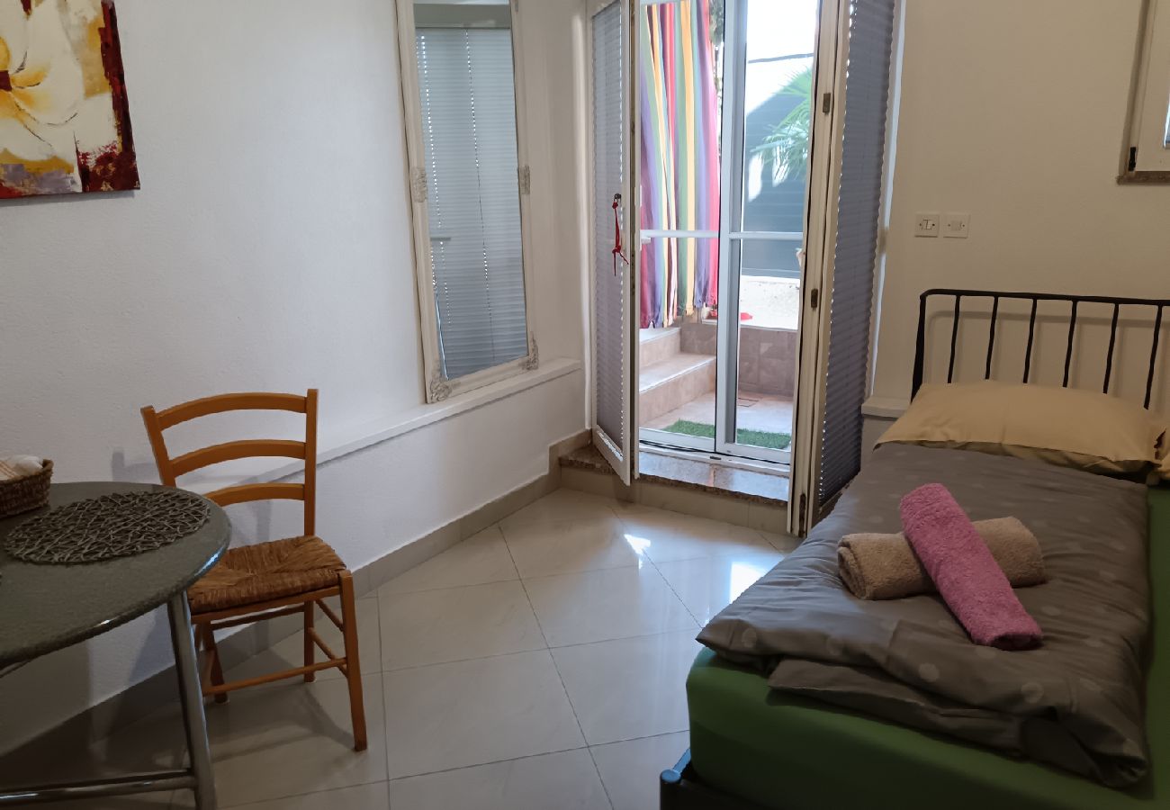 Studio in Biograd na moru - Studio apartment in Biograd na Moru with Terrace, Air condition, WIFI (4818-8)