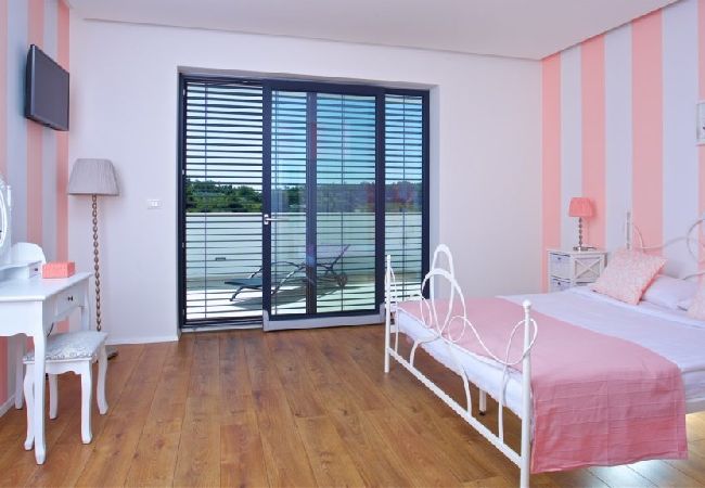 House in Višnjan - Holiday Home in Višnjan with Seaview, Terrace, Air condition, WIFI (4840-1) House in Višnjan - Holiday Home in Višnjan with Seaview, Terrace, Air condition, WIFI (4840-1)