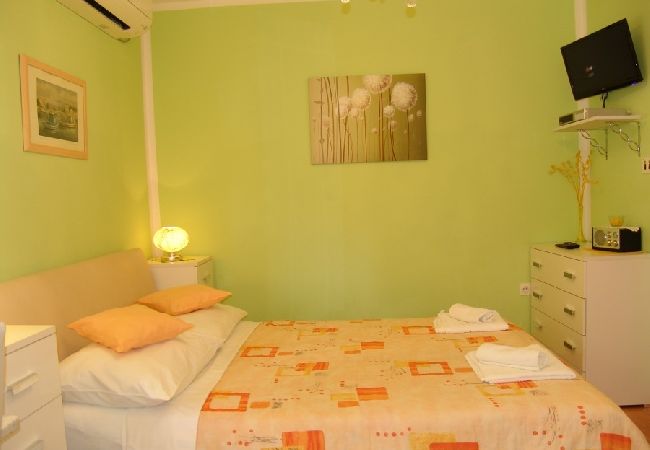 Studio in Baška - Studio apartment in Baška with Terrace, Air condition, WIFI (4863-5) Studio in Baška - Studio apartment in Baška with Terrace, Air condition, WIFI (4863-5)