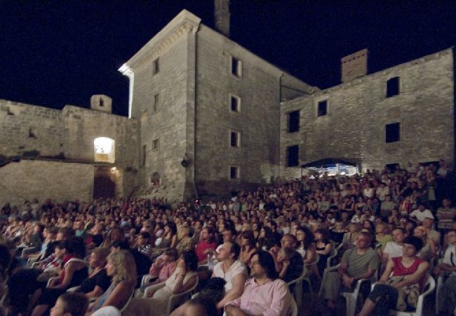 House in Svetvincenat - Holiday Home in Svetvinčenat with Terrace, Air condition, WIFI, Washing machine (4843-1) House in Svetvincenat - Holiday Home in Svetvinčenat with Terrace, Air condition, WIFI, Washing machine (4843-1)