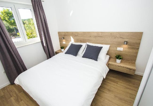 Apartment in Vodice - Apartment in Vodice with Terrace, Air condition, WIFI, Dishwasher (4932-3) Apartment in Vodice - Apartment in Vodice with Terrace, Air condition, WIFI, Dishwasher (4932-3)