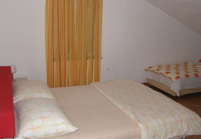 Apartment in Sukošan - Apartment in Sukošan with Balcony, Air condition, WIFI (4941-5) Apartment in Sukošan - Apartment in Sukošan with Balcony, Air condition, WIFI (4941-5)