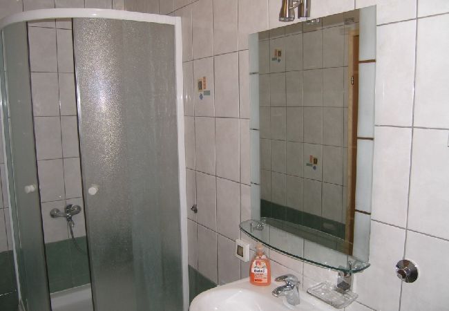 Apartment in Sukošan - Apartment in Sukošan with Balcony, Air condition, WIFI (4941-5) Apartment in Sukošan - Apartment in Sukošan with Balcony, Air condition, WIFI (4941-5)