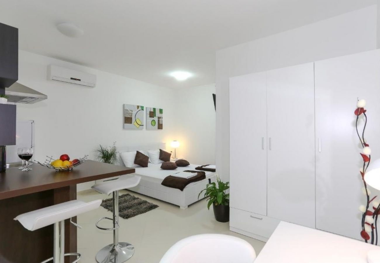 Studio in Tribunj - Studio apartment in Tribunj with Air condition, WIFI (4953-2)