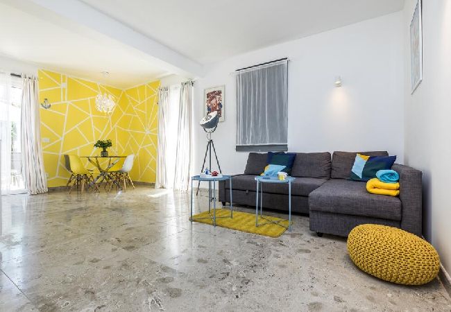 Apartment in Mali Lošinj - Apartment in Mali Lošinj with Seaview, Terrace, Air condition, WIFI (4927-1) Apartment in Mali Lošinj - Apartment in Mali Lošinj with Seaview, Terrace, Air condition, WIFI (4927-1)