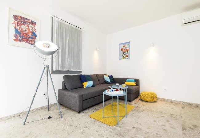 Apartment in Mali Lošinj - Apartment in Mali Lošinj with Seaview, Terrace, Air condition, WIFI (4927-1) Apartment in Mali Lošinj - Apartment in Mali Lošinj with Seaview, Terrace, Air condition, WIFI (4927-1)