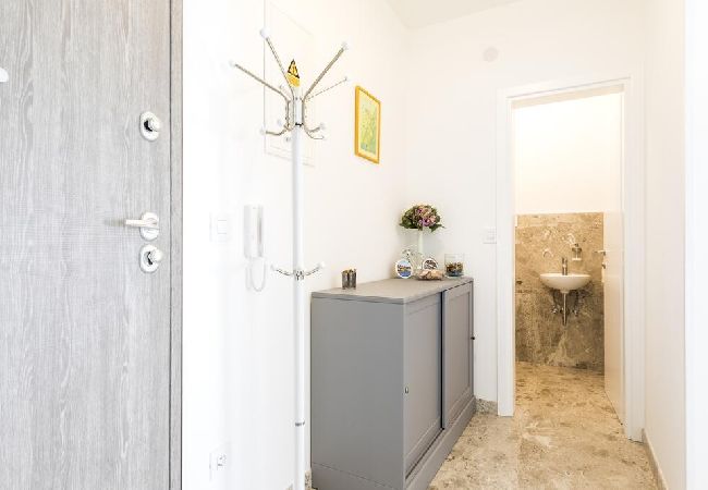 Apartment in Mali Lošinj - Apartment in Mali Lošinj with Seaview, Terrace, Air condition, WIFI (4927-1) Apartment in Mali Lošinj - Apartment in Mali Lošinj with Seaview, Terrace, Air condition, WIFI (4927-1)