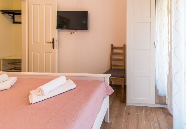 House in Vrbnik - Holiday Home in Vrbnik with Air condition, WIFI, Dishwasher (4791-1) House in Vrbnik - Holiday Home in Vrbnik with Air condition, WIFI, Dishwasher (4791-1)