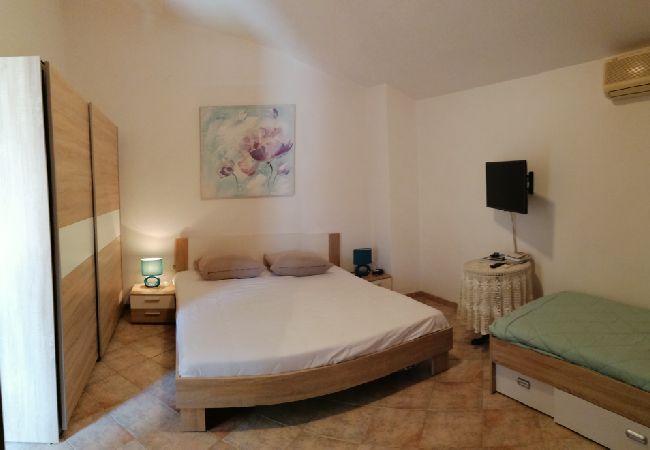 Apartment in Funtana - Apartment in Funtana with Terrace, Air condition, WIFI, Washing machine (4990-2) Apartment in Funtana - Apartment in Funtana with Terrace, Air condition, WIFI, Washing machine (4990-2)