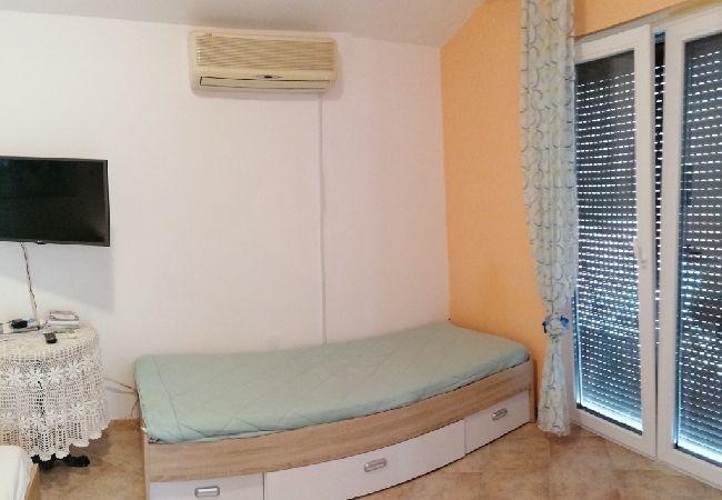 Apartment in Funtana - Apartment in Funtana with Terrace, Air condition, WIFI, Washing machine (4990-2) Apartment in Funtana - Apartment in Funtana with Terrace, Air condition, WIFI, Washing machine (4990-2)