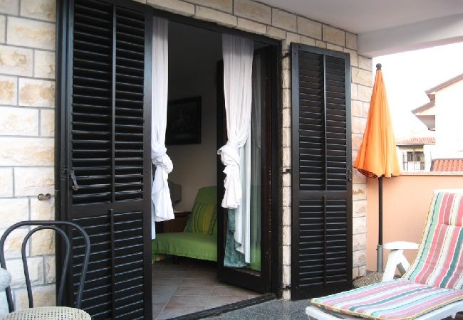 Apartment in Funtana - Apartment in Funtana with Terrace, Air condition, WIFI, Washing machine (4990-2) Apartment in Funtana - Apartment in Funtana with Terrace, Air condition, WIFI, Washing machine (4990-2)