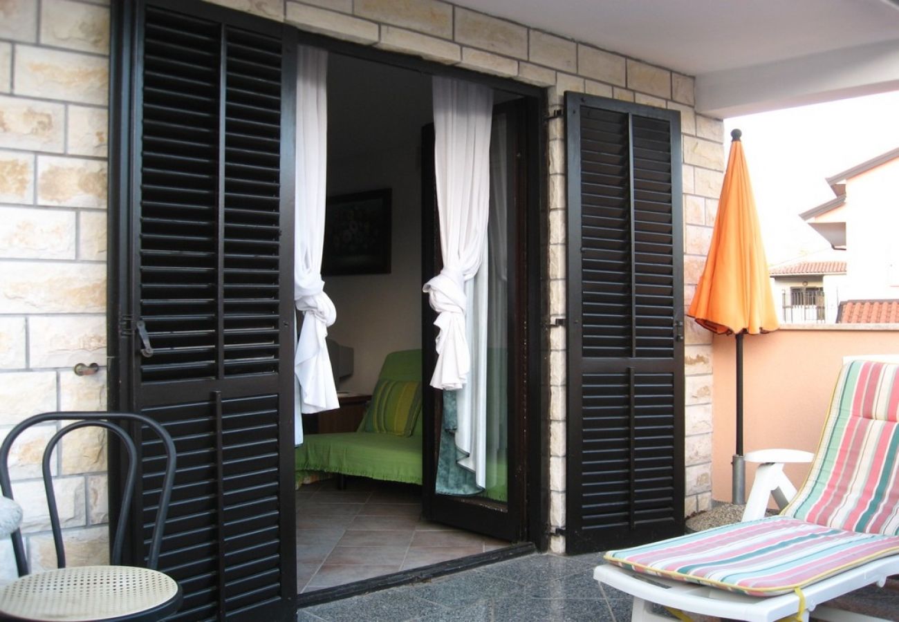 Apartment in Funtana - Apartment in Funtana with Terrace, Air condition, WIFI, Washing machine (4990-2)