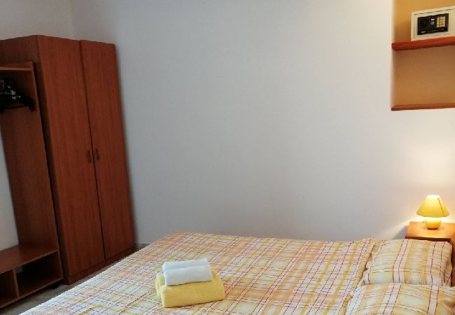 Apartment in Funtana - Apartment in Funtana with Terrace, Air condition, WIFI, Washing machine (4982-5) Apartment in Funtana - Apartment in Funtana with Terrace, Air condition, WIFI, Washing machine (4982-5)