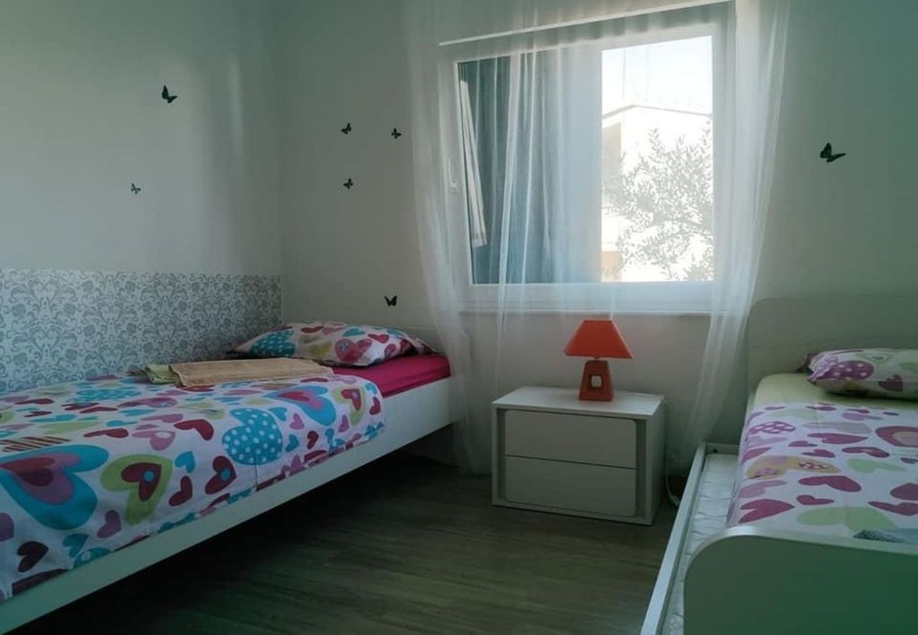 Apartment in Tribunj - Apartment in Tribunj with Balcony, Air condition, WIFI, Washing machine (5040-1)