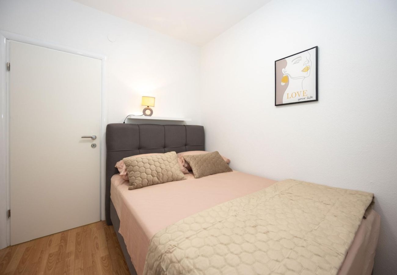 Apartment in Okrug Gornji - Apartment in Okrug Gornji with Seaview, Balcony, Air condition, WIFI (5049-2)