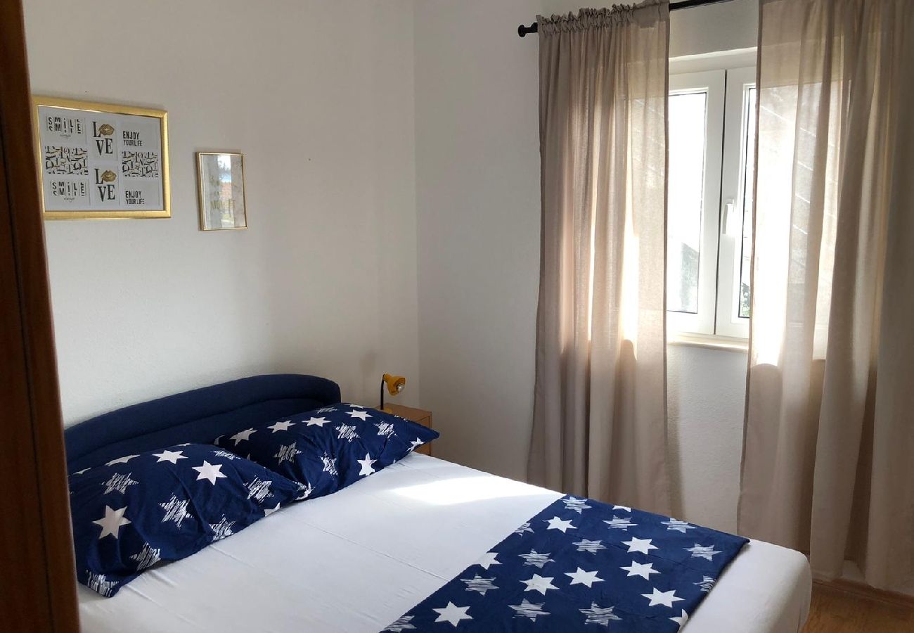 Apartment in Okrug Gornji - Apartment in Okrug Gornji with Seaview, Air condition, WIFI, Washing machine (5049-1)