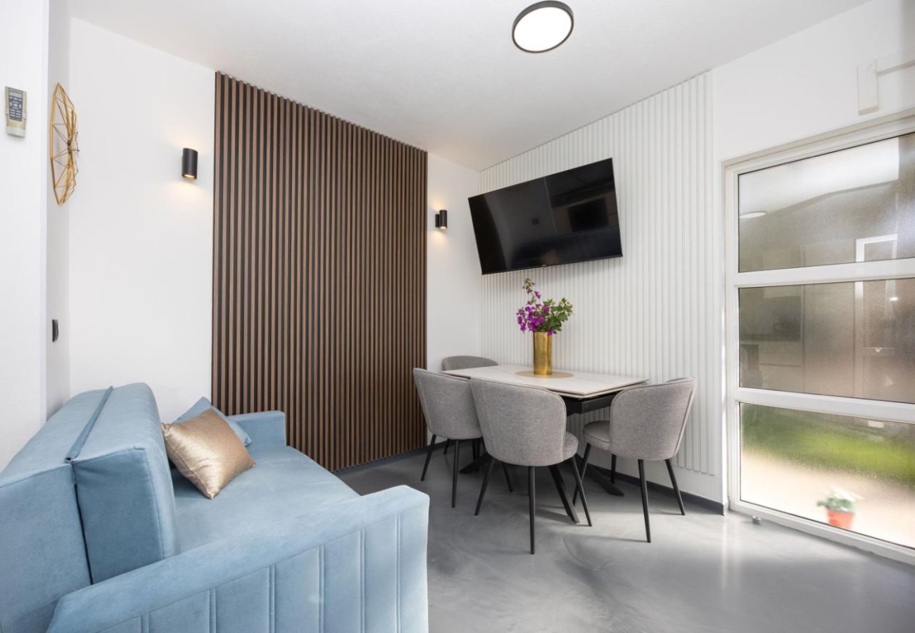 Apartment in Okrug Gornji - Apartment in Okrug Gornji with Seaview, Air condition, WIFI, Washing machine (5049-1)