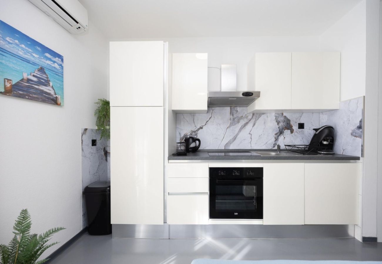 Apartment in Okrug Gornji - Apartment in Okrug Gornji with Seaview, Air condition, WIFI, Washing machine (5049-1)