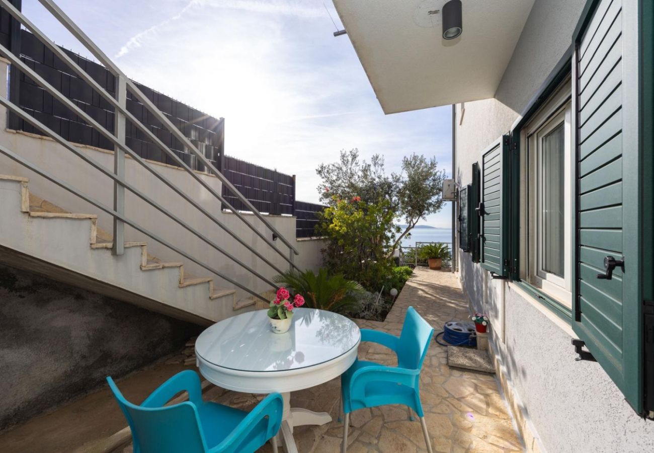 Apartment in Okrug Gornji - Apartment in Okrug Gornji with Seaview, Air condition, WIFI, Washing machine (5049-1)