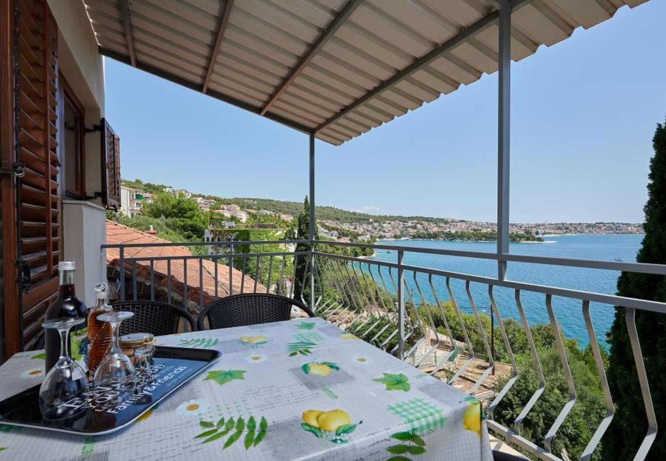 Apartment in Trogir - Apartment in Trogir with Seaview, Balcony, Air condition, WIFI (5055-2)