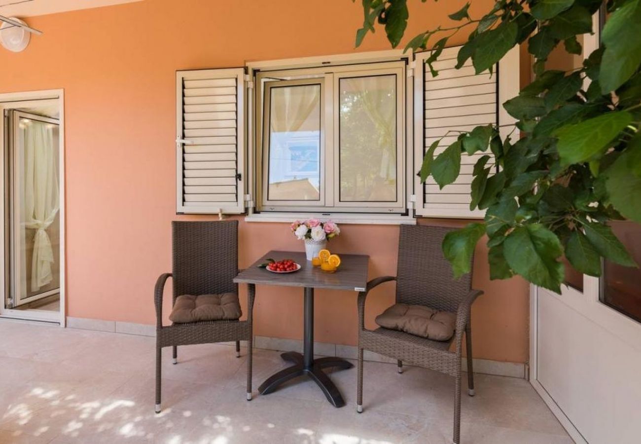 Studio in Trogir - Studio apartment in Trogir with Terrace, Air condition, WIFI, Washing machine (5058-2)