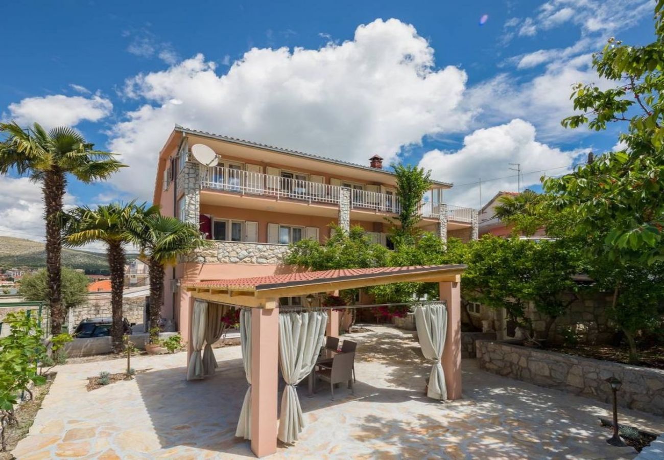 Studio in Trogir - Studio apartment in Trogir with Terrace, Air condition, WIFI, Washing machine (5058-2)