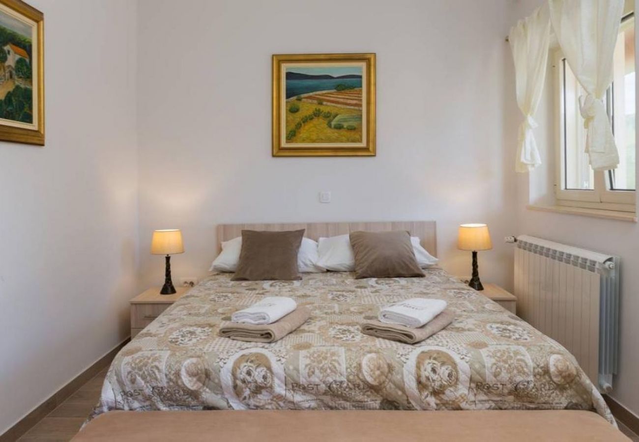 Studio in Trogir - Studio apartment in Trogir with Terrace, Air condition, WIFI, Washing machine (5058-2)