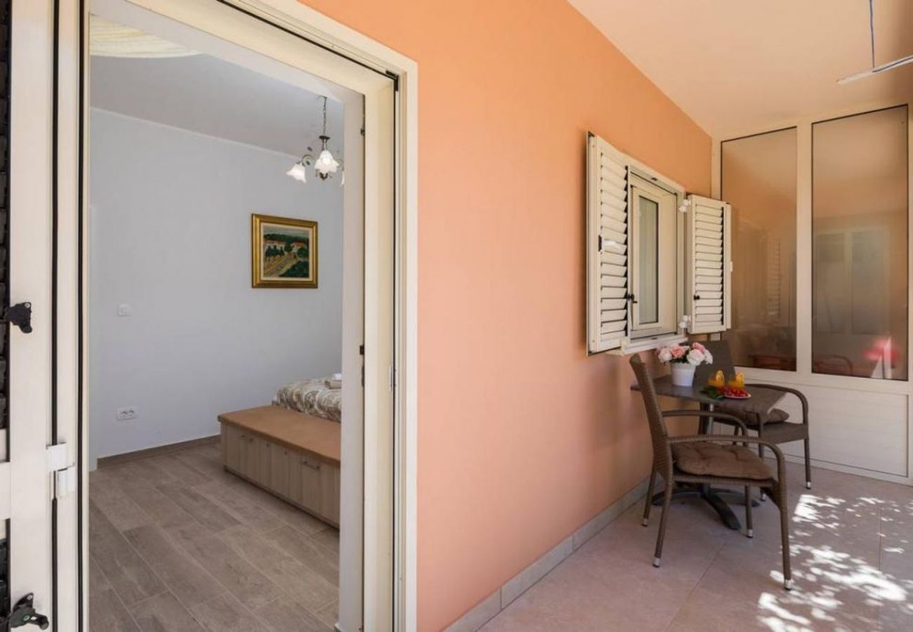 Studio in Trogir - Studio apartment in Trogir with Terrace, Air condition, WIFI, Washing machine (5058-2)