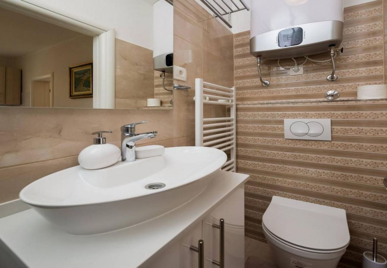 Studio in Trogir - Studio apartment in Trogir with Terrace, Air condition, WIFI, Washing machine (5058-2)