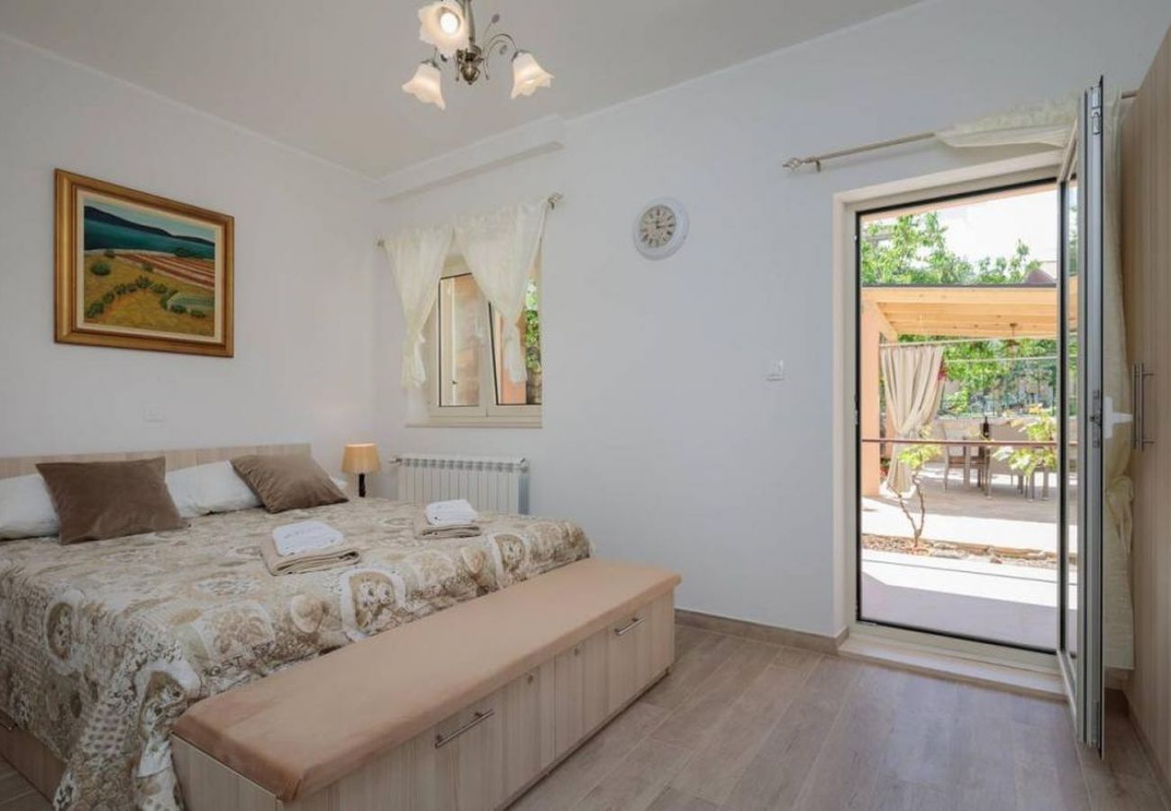 Studio in Trogir - Studio apartment in Trogir with Terrace, Air condition, WIFI, Washing machine (5058-2)