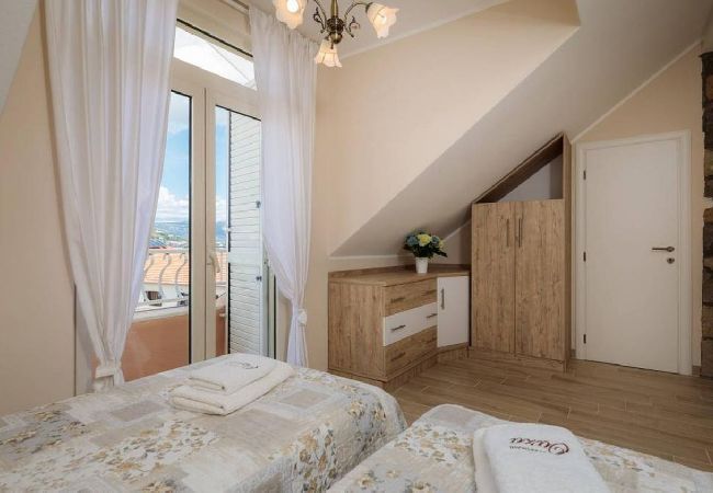 Apartment in Trogir - Apartment in Trogir with Seaview, Balcony, Air condition, WIFI (5058-1) Apartment in Trogir - Apartment in Trogir with Seaview, Balcony, Air condition, WIFI (5058-1)