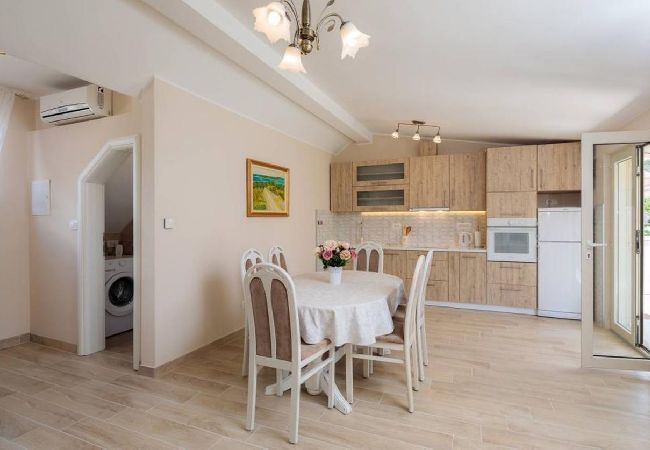 Apartment in Trogir - Apartment in Trogir with Seaview, Balcony, Air condition, WIFI (5058-1) Apartment in Trogir - Apartment in Trogir with Seaview, Balcony, Air condition, WIFI (5058-1)