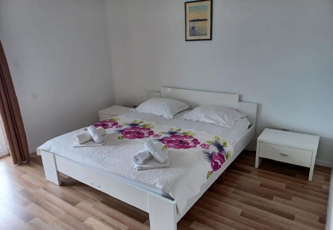 Apartment in Duce - Apartment in Duće with Seaview, Terrace, Air condition, WIFI (5064-1) Apartment in Duce - Apartment in Duće with Seaview, Terrace, Air condition, WIFI (5064-1)