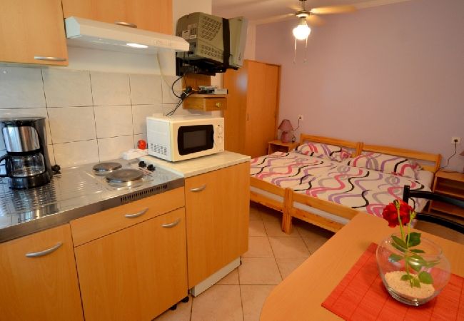 Studio in Vrvari - Studio apartment in Vrvari with Terrace, Air condition, WIFI, Washing machine (664-4) Studio in Vrvari - Studio apartment in Vrvari with Terrace, Air condition, WIFI, Washing machine (664-4)