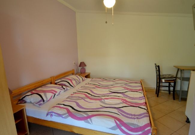 Studio in Vrvari - Studio apartment in Vrvari with Terrace, Air condition, WIFI, Washing machine (664-4) Studio in Vrvari - Studio apartment in Vrvari with Terrace, Air condition, WIFI, Washing machine (664-4)