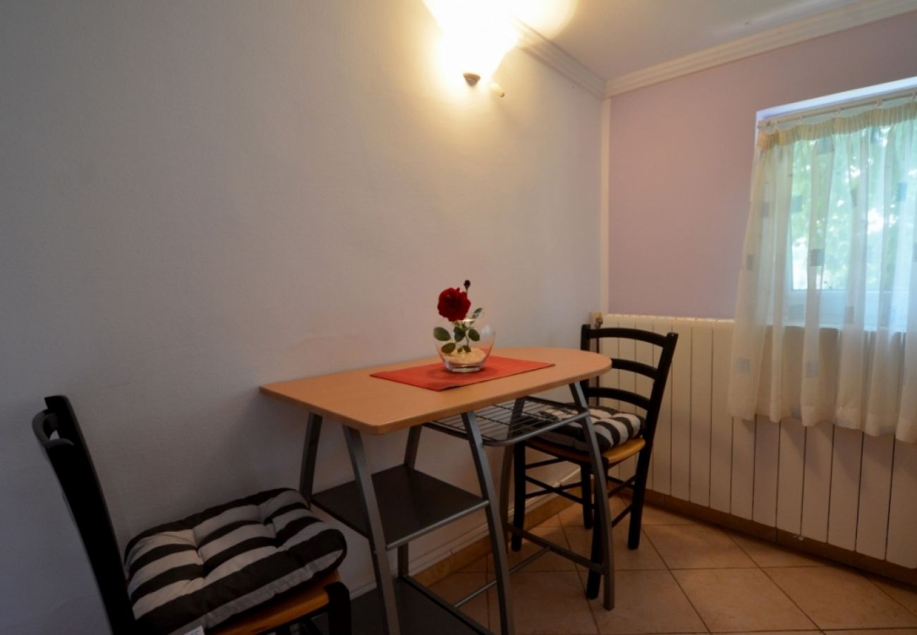 Studio in Vrvari - Studio apartment in Vrvari with Terrace, Air condition, WIFI, Washing machine (664-4)