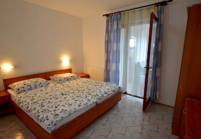 Apartment in Vrvari - Apartment in Vrvari with Balcony, Air condition, WIFI, Washing machine (664-2) Apartment in Vrvari - Apartment in Vrvari with Balcony, Air condition, WIFI, Washing machine (664-2)