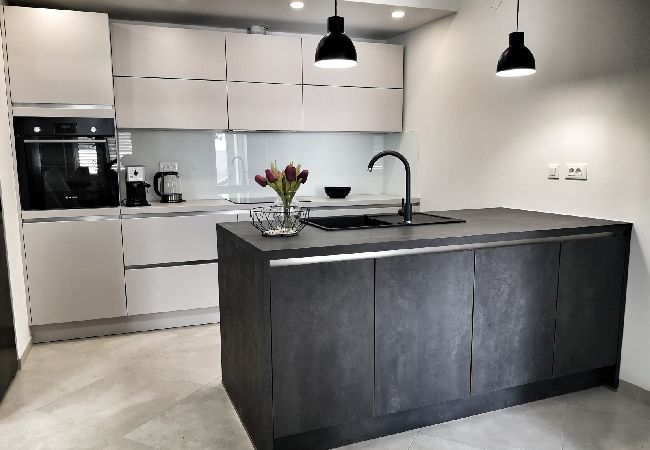 House in Selca - Holiday Home in Selca with Terrace, Air condition, WIFI, Washing machine (5094-1) House in Selca - Holiday Home in Selca with Terrace, Air condition, WIFI, Washing machine (5094-1)