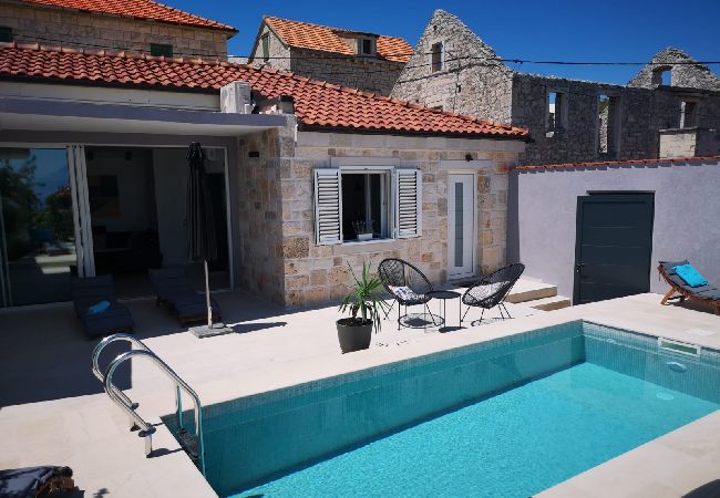House in Selca - Holiday Home in Selca with Terrace, Air condition, WIFI, Washing machine (5094-1) House in Selca - Holiday Home in Selca with Terrace, Air condition, WIFI, Washing machine (5094-1)