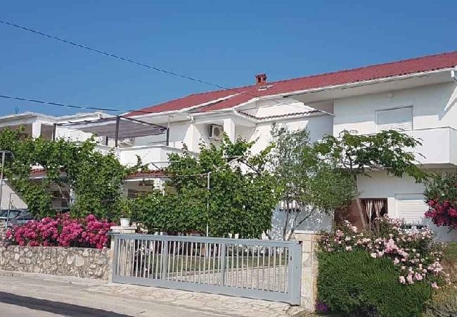 Apartment in Ljubac - Apartment in Ljubač with Seaview, Balcony, Air condition, WIFI (809-2) Apartment in Ljubac - Apartment in Ljubač with Seaview, Balcony, Air condition, WIFI (809-2)