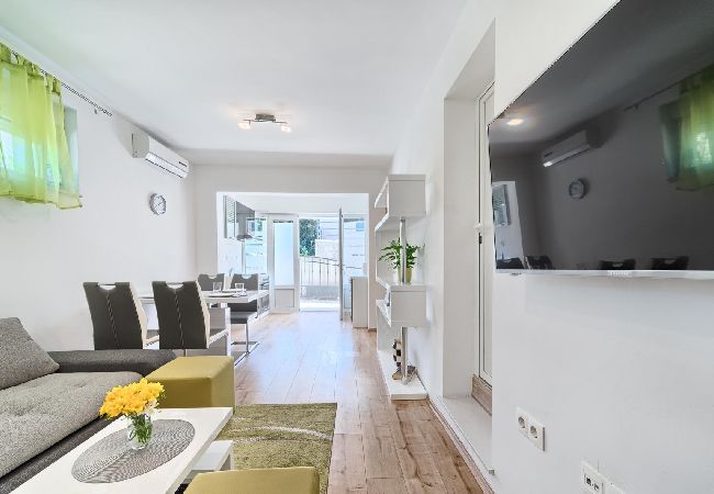 Apartment in Kaštel Lukšic - Apartment in Kaštel Lukšić with Terrace, Air condition, WIFI, Washing machine (5107-2) Apartment in Kaštel Lukšic - Apartment in Kaštel Lukšić with Terrace, Air condition, WIFI, Washing machine (5107-2)