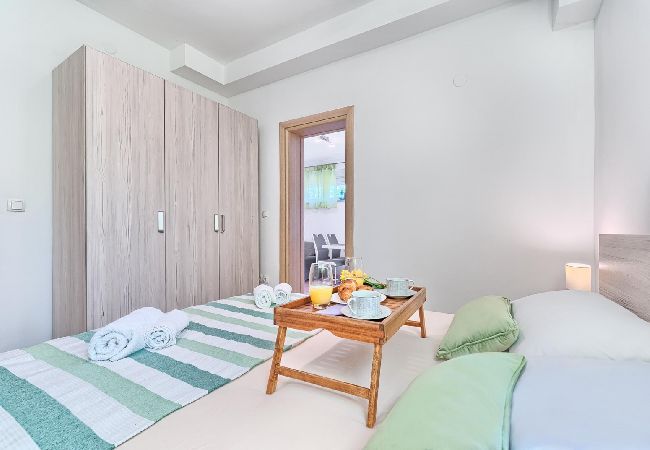 Apartment in Kaštel Lukšic - Apartment in Kaštel Lukšić with Terrace, Air condition, WIFI, Washing machine (5107-2) Apartment in Kaštel Lukšic - Apartment in Kaštel Lukšić with Terrace, Air condition, WIFI, Washing machine (5107-2)