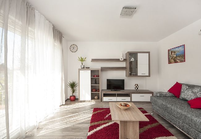 Apartment in Kaštel Lukšic - Apartment in Kaštel Lukšić with Balcony, Air condition, WIFI, Washing machine (5107-1) Apartment in Kaštel Lukšic - Apartment in Kaštel Lukšić with Balcony, Air condition, WIFI, Washing machine (5107-1)