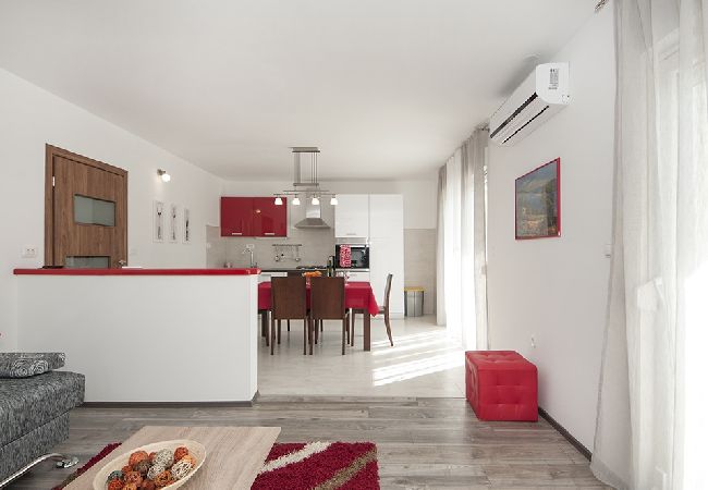 Apartment in Kaštel Lukšic - Apartment in Kaštel Lukšić with Balcony, Air condition, WIFI, Washing machine (5107-1) Apartment in Kaštel Lukšic - Apartment in Kaštel Lukšić with Balcony, Air condition, WIFI, Washing machine (5107-1)