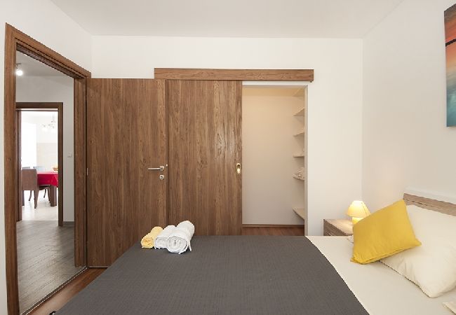 Apartment in Kaštel Lukšic - Apartment in Kaštel Lukšić with Balcony, Air condition, WIFI, Washing machine (5107-1) Apartment in Kaštel Lukšic - Apartment in Kaštel Lukšić with Balcony, Air condition, WIFI, Washing machine (5107-1)