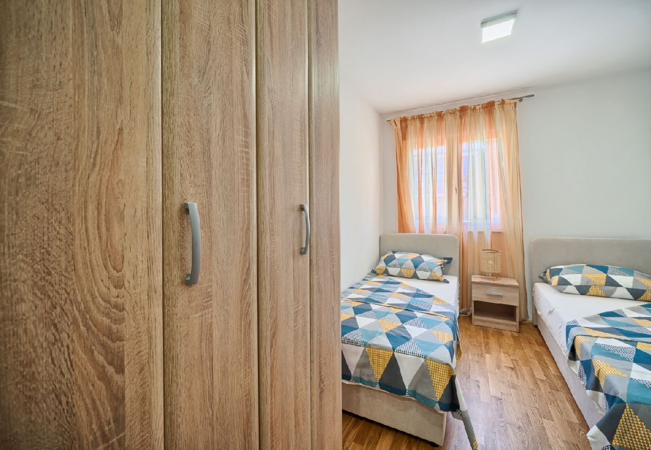 Apartment in Kaštel Lukšic - Apartment in Kaštel Lukšić with Terrace, Air condition, WIFI, Washing machine (5107-3)