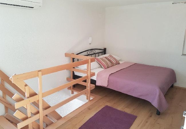 House in Milna - Holiday Home in Milna with Terrace, Air condition, WIFI, Washing machine (5123-1) House in Milna - Holiday Home in Milna with Terrace, Air condition, WIFI, Washing machine (5123-1)