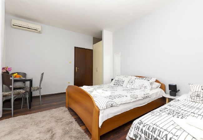 Apartment in Omiš - Apartment in Omiš with Seaview, Balcony, Air condition, WIFI (5129-3) Apartment in Omiš - Apartment in Omiš with Seaview, Balcony, Air condition, WIFI (5129-3)